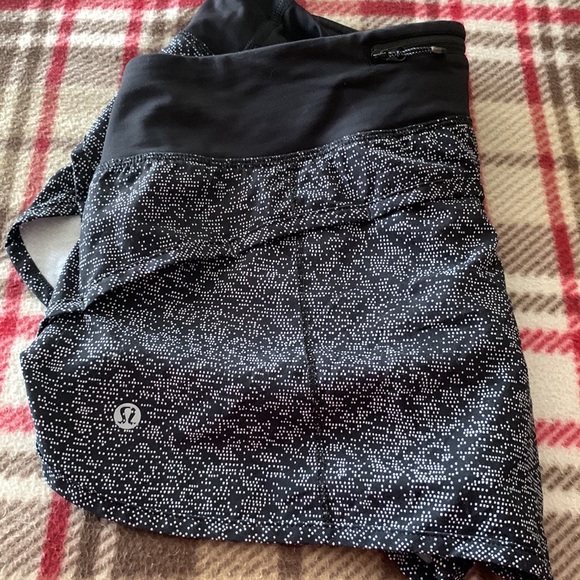 lululemon speed up low rise shorts 2.5” - Picture 3 of 4